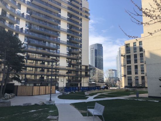 越来越多首次购房者持币进入房市，但因房价下滑迟迟不敢入手