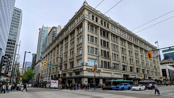 温哥华市中心原Hudson’s Bay旗舰店大楼挂牌出售