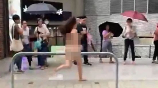 香港女子全裸在闹市区大战短裤男 路人出手遮体