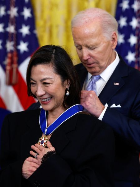 杨紫琼赴白宫亲领 获拜登颁总统自由勋章