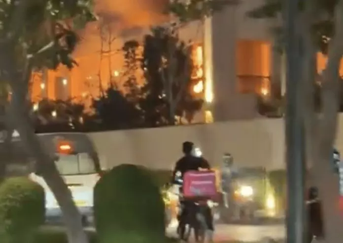 迪拜棕榈岛酒店疑被飞弹碎片击中 入口起火冒浓烟