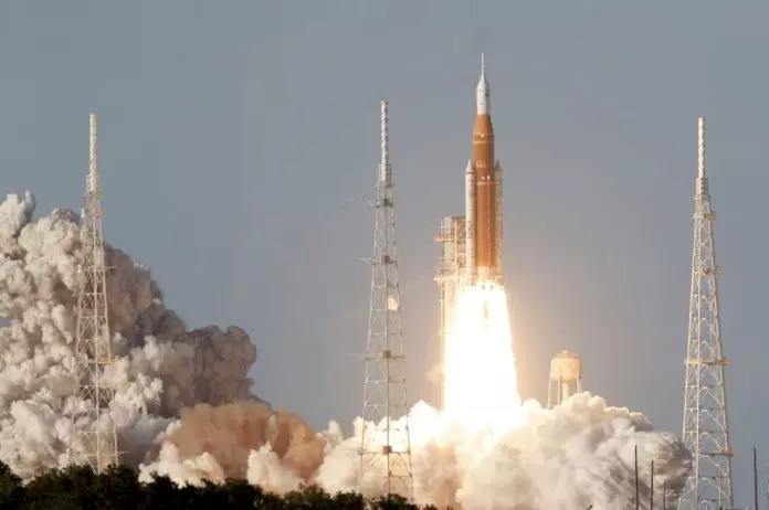 美国阿提米斯2号火箭升空 1972年来再度载人绕月 加拿大人首闯深空