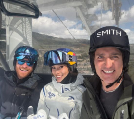 谷爱凌和加拿大前总理一起滑雪! 旁边还有哈里王子！