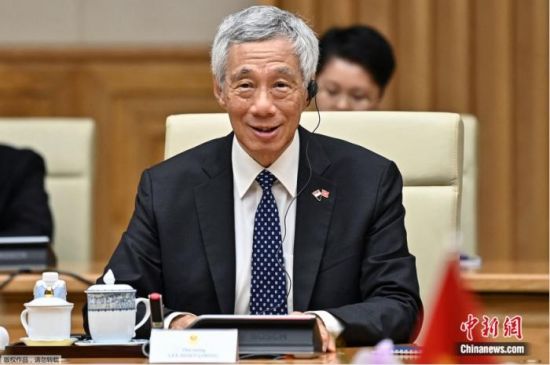 一度哽咽...... 新加坡总理李显龙宣布下届大选前交棒给他！