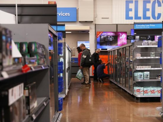 投票支持特朗普的这名企业主，把特朗普告上法庭