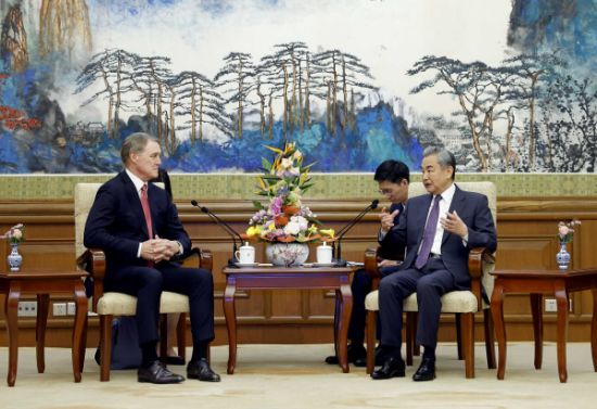 王毅晤美驻华大使庞德伟：中美关系处于重要节点 对话合作是唯一正确选择