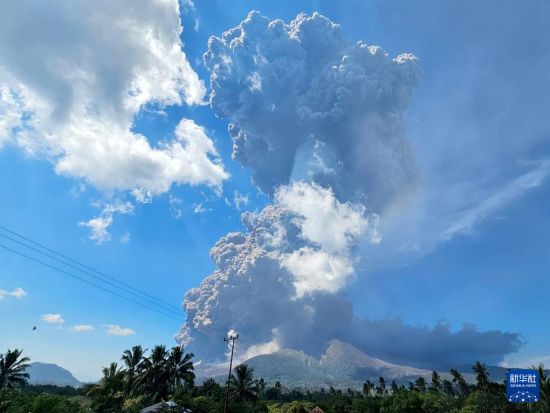 印尼一火山猛烈喷发　多个航班取消