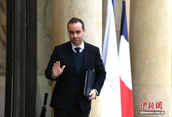 法国新总理：将放弃上届政府减少公共假日计划