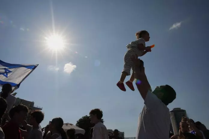 以巴冲突 | 被扣2年20幸存以色列人质回家 1966巴人囚犯回复自由