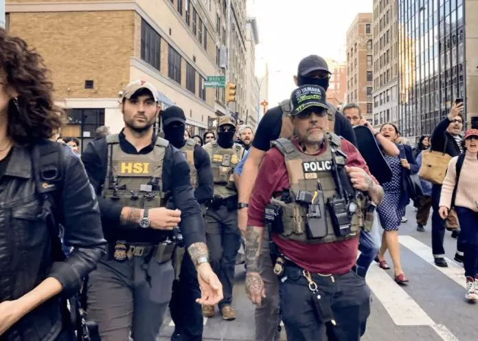 ICE突袭纽约唐人街 拘捕假货小贩引爆混乱  遭轰“联邦越权执法”