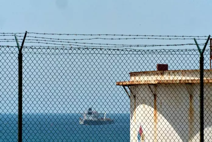 美军封锁霍尔木兹｜伊朗油槽22天后满载 德黑兰两种非常手段自救