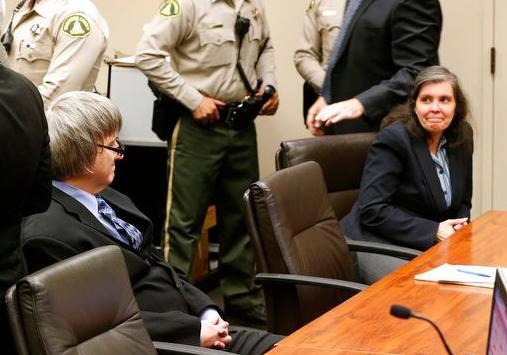 囚13子女的加州夫妇出庭 面带微笑拒不认罪