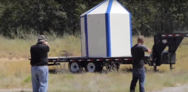 为防枪击案，美学校在教室建起了“碉堡”