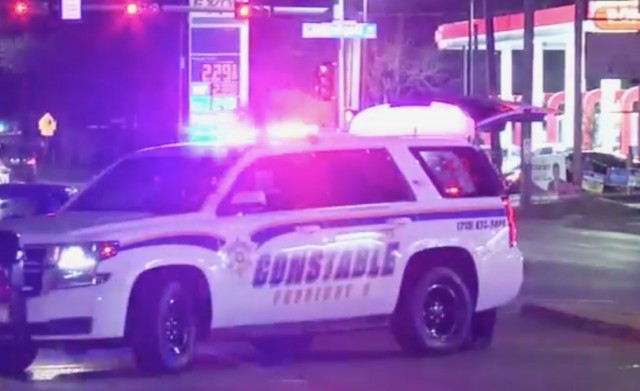 留在车里等妈妈 美三名儿童遭枪击 两人重伤