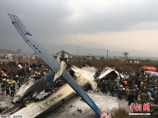 载71人客机在尼泊尔降落时起火 造成数十人遇难