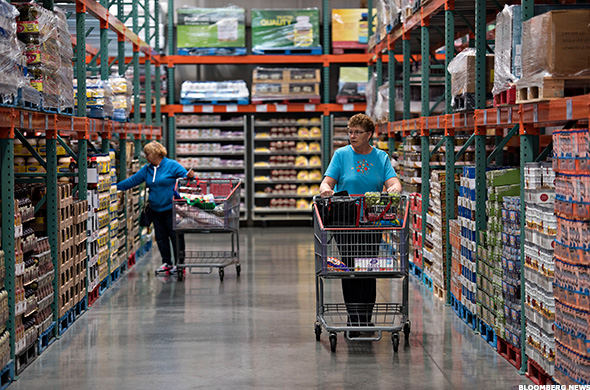 Linda Wentzel, right, shops at a Costco Wholesale Corp. store in East Peoria, Illinois, U.S., on Tuesday, May 26, 2015. Costco Wholesale Corp., the largest U.S. warehouse-club chain, is expected to release third-quarter earnings figures on May 27. Photographer: Daniel Acker/Bloomberg *** Local Caption *** Linda Wentzel