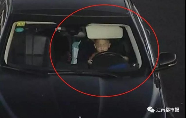 中国家长高速路让3岁孩子开车