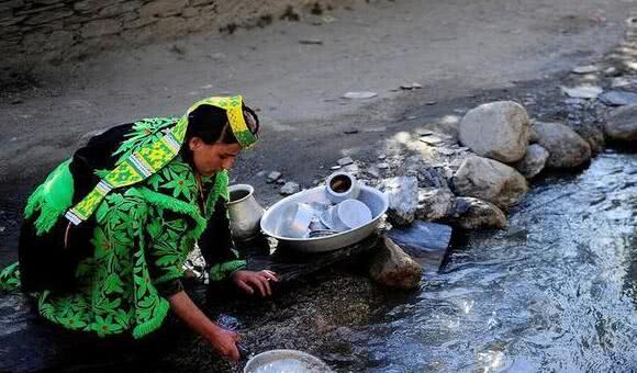 这小山村很奇怪 女人一辈子不允许穿裤子
