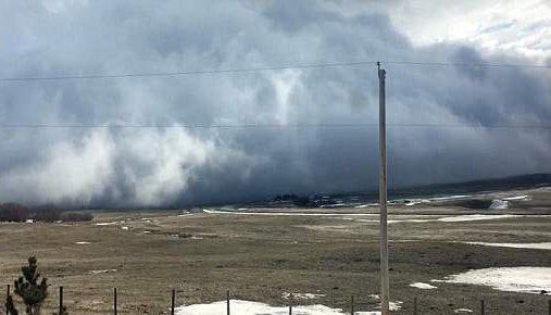 加村落现“海啸云”奇观 如巨浪翻滚铺天盖地