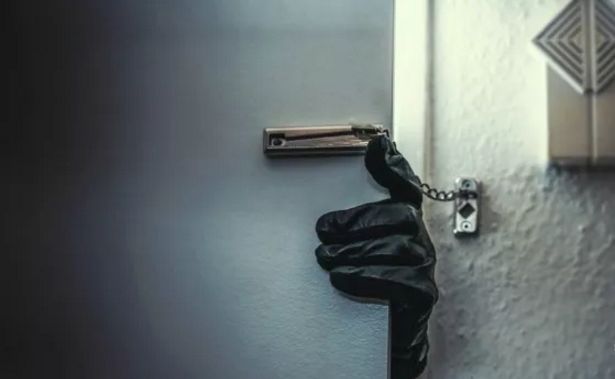 一片狼藉 纽约华人家庭遭入室洗劫...