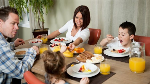 吃饭时高高兴兴、慢慢品尝：有助健康