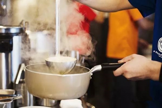 煮面、熬汤时出现的泡沫到底要不要撇掉？真相来了！