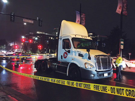 踩滑板过马路被邮政车撞倒 列治文女士命危