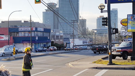 小货车撞断电线桿扯跌电缆 导致素里部分地区停电