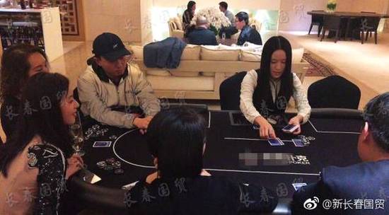 名媛社交！章泽天跑邓文迪豪宅打牌 表情亮了(图)