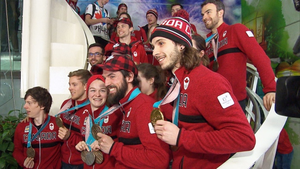 加拿大奥运选手回国机场受欢迎