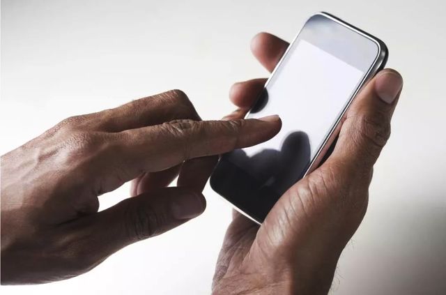 男子睡前玩手机玩“炸”了！生命垂危