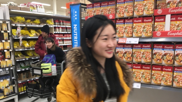 加拿大的中国留学生：买菜做饭 有助独立成长