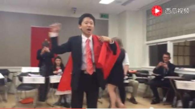 中国留学生美国课堂披国旗 高喊中国万岁