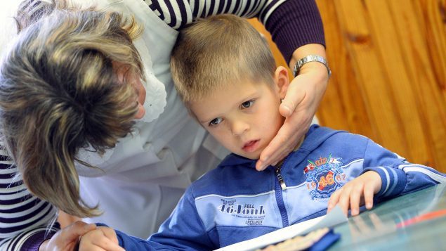 谁说当老师安全？一些安省小学教师穿防护服上课