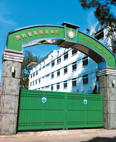 香港赤柱监狱里的自强故事：从囚犯到博士生