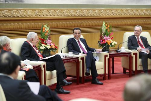 李克强：实施更加积极的吸引外国人才政策