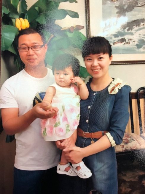 华裔男子兴高采烈赴绿卡面试 却以妻离子散收场