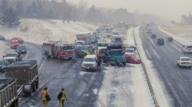 冬天不愿走：400号高速几十辆车连环相撞