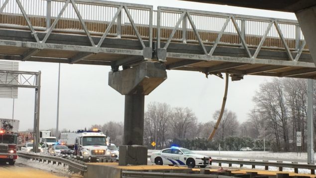 载重卡车撞桥事故为啥一再发生？