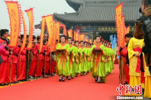 清明时节，素有“天下故乡，华人老家”之称的山西洪洞大槐树举行第28届洪洞大槐树文化节寻根祭祖大典。