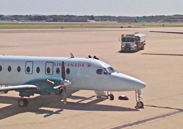 加航降落时出事！机轮脱落 机上乘客紧急疏散