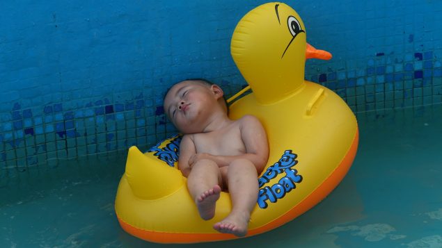 不能拼爹怎么办？经济学家建议设立婴儿基金