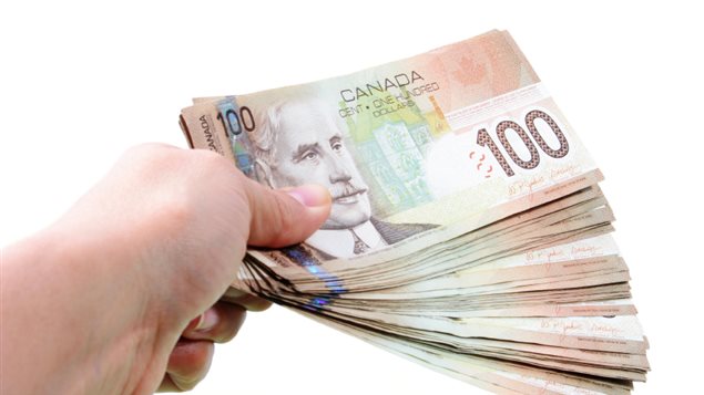 加拿大国税局官员的巨额奖金：一年35000加元