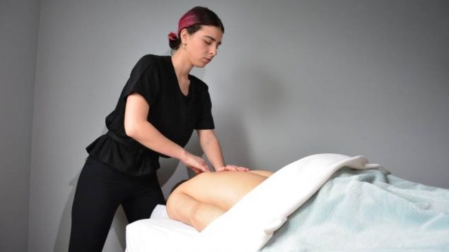 女按摩师报警性骚扰、警察却这样说…