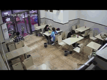 孕妇故意伸脚绊倒4岁男孩，只因为...