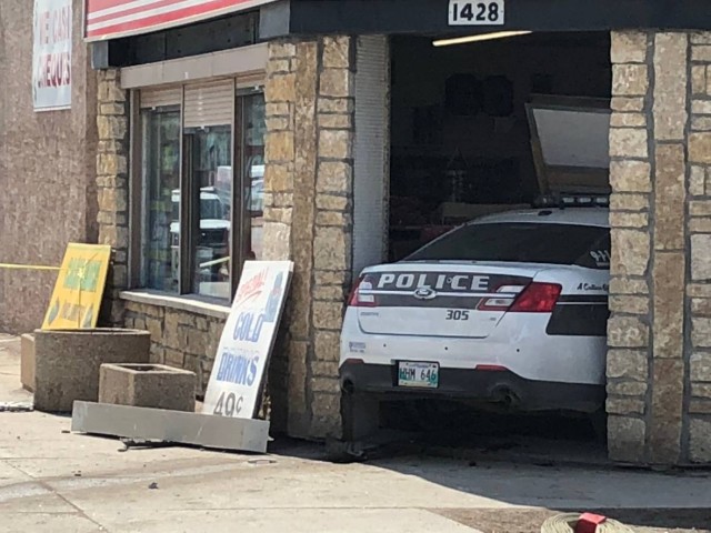 这车是咋开的？加拿大警车冲进便利店 三人伤