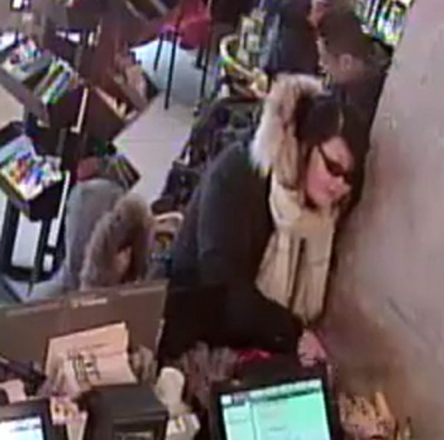 穿大鹅亚裔女子竟将滚烫热水泼向星巴克店员