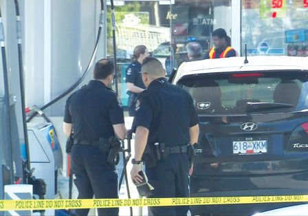 下车后车移动 女司机离奇被夹重伤