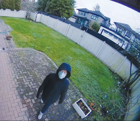 亚裔男神秘出没似闹鬼 闯进屋只动不偷