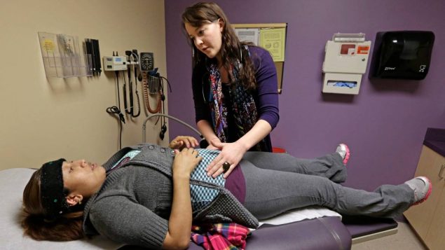 安省率先解决住院医职位短缺的问题